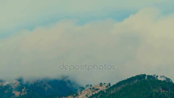 Nuvens Voando Sobre Montanhas — Vídeo de Stock