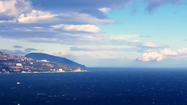 Wolken boven de bergen vliegen — Stockvideo