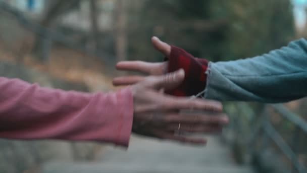 Twee jongens trainen parkour. Ze springen van de trap af op een herfstdag in de stad.. — Stockvideo