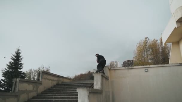 Der Typ trainiert Parkour. springt an einem kalten Herbsttag über das Geländer. macht einen Rückwärtssalto. Clever springen. Parkour. — Stockvideo