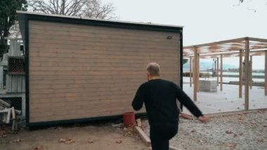 Adam evin yapısına zıplıyor. Adam parkour antrenmanı yapıyor. Soğuk bir sonbahar gününde korkuluklara atlıyor. Ters takla atıyor. Zekice atladın. Parkour.