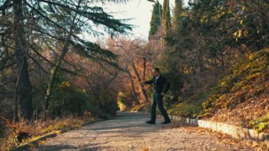 Yalnız bir adam güneşli bir günde kışın parkta yürür, kulaklıkla müzik dinler ve aptalca ve neşeyle dans etmeye başlar. Bir adam aktif olarak parkta dans ediyor ve müzik dinliyor.