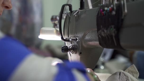 Trabajo en el Atelier de las manos femeninas en el primer plano de la máquina de coser — Vídeo de stock