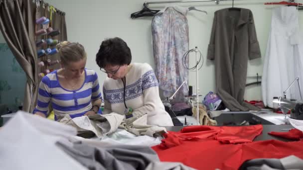 Zwei Schneiderinnen im Atelier arbeiten zusammen — Stockvideo