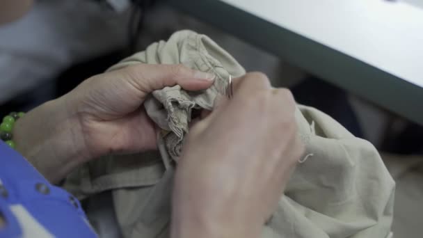 Mão closeup mulheres alfaiate no trabalho no Atelier — Vídeo de Stock