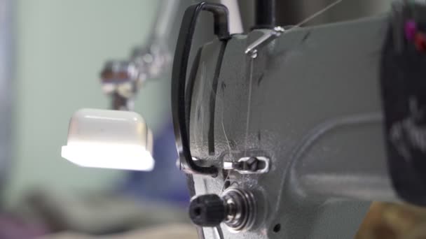 Trabalho no Atelier de mãos femininas no closeup de máquina de costura — Vídeo de Stock
