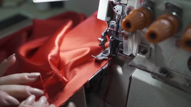 Trabajo en el Atelier de las manos femeninas en el primer plano de la máquina de coser — Vídeos de Stock