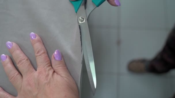 Mayores manos femeninas con tijeras de cerca — Vídeo de stock