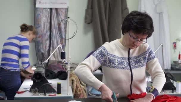 Twee vrouwelijke kleermakers in de studio werken samen — Stockvideo