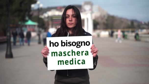 Closeup girl holds a poster in her hands in Italian — Stock Video