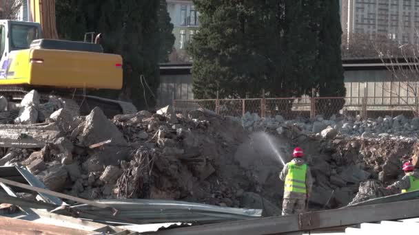 Ялта, Росія - 04 березня 2020: Будівельні роботи по демонтажу споруди.. — стокове відео