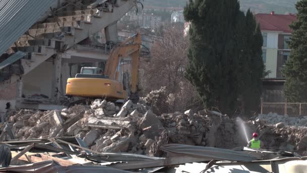 Ялта, Росія - 04 березня 2020: Будівельні роботи по демонтажу споруди.. — стокове відео