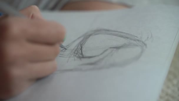 La mano de la chica sostiene un lápiz y dibuja un boceto — Vídeos de Stock