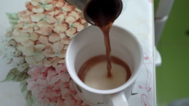 Fille main dans une tasse blanche verse café noir d'un Turc — Video