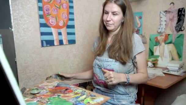 Portrét krásné detailní umělkyně, která dokončila kresbu. — Stock video