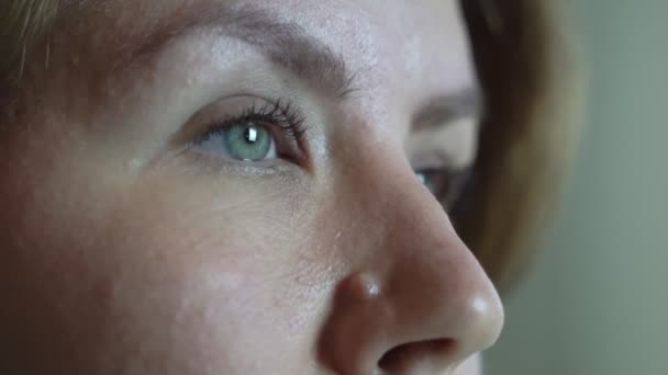 Grå-gröna ögon av en flicka närbild. — Stockvideo