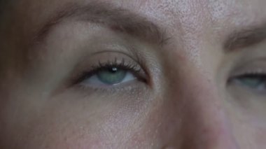 Yakından bir kızın gri-yeşil gözleri..