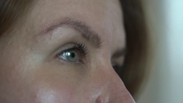 Grau-grüne Augen eines Mädchens in Großaufnahme. — Stockvideo