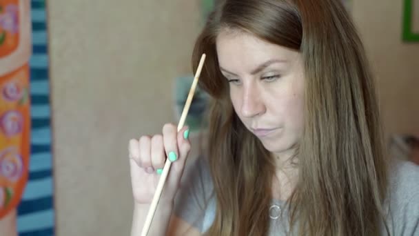 Ragazza artista in una piccola stanza dipinge un quadro . — Video Stock