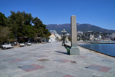 Karantina sırasında boş bir şehir. Deniz kenarında bir şehir ve şehirde kimse yok.