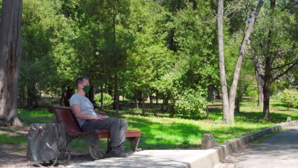 Ein Unter Quarantäne Stehender Mann Einem Park Zieht Seine Medizinische — Stockvideo