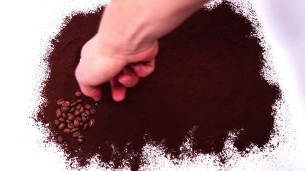 Männliche Hand schreibt auf Instant-Kaffee auf weißem Hintergrund — Stockvideo