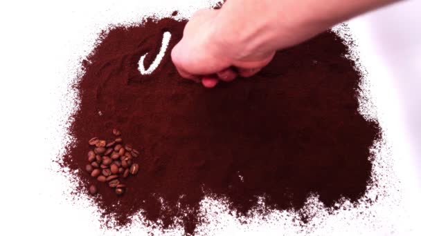 Чоловіча рука пише на миттєвій каві на білому тлі. Пийте каву. 4k — стокове відео