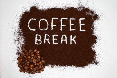 Beyaz arka planda kahve ve kahve çekirdekleri ve kahve fincanı.