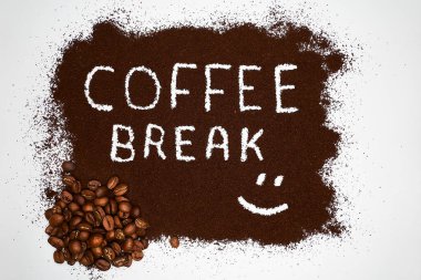 Kahveli kahve ve kahve çekirdekleri beyaz bir zemin üzerinde. Kahveli gevrek ve gülücüklü.