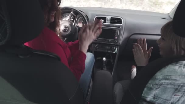 Familia en el coche. Mamá y niña hija juntos en el coche regocijarse y bailar con la música . — Vídeos de Stock