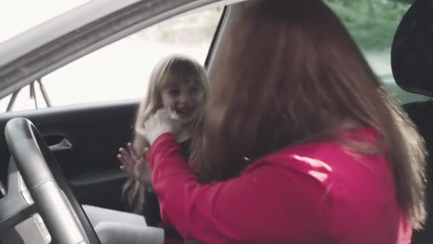 Familie in de auto. Mam en kleine meisje dochter samen in de auto vreugde en dans op de muziek. — Stockvideo