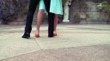 Dans eden bir erkek ve bir kızın bacakları. Bir erkek ve bir kız vals yapıyorlar.