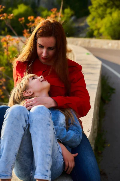 Young Mother Her Daughter Happy Together Nature Daughter Kisses Mom — Stock Photo, Image