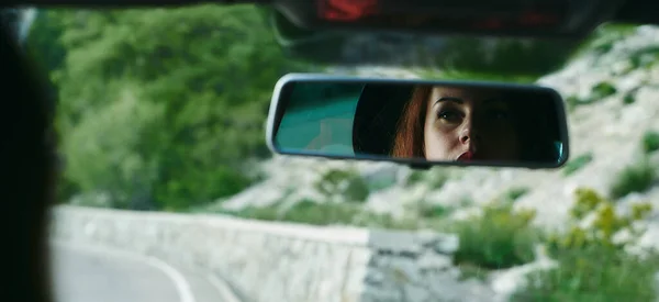 Arabadaki Genç Bir Kız Aynada Kendine Bakıyor Güzel Düşünceli Gözler Telifsiz Stok Fotoğraflar