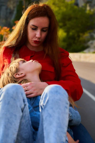 Young Mother Her Daughter Happy Together Nature Daughter Kisses Mom — Stock Photo, Image