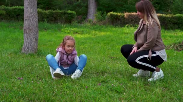 Beauty-Mama und ihr Kind spielen gemeinsam im Park. — Stockvideo