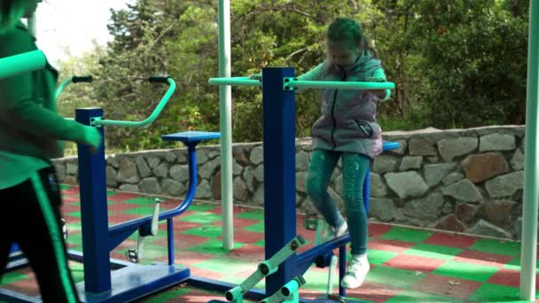 Mãe e filha fazendo exercícios em playground esporte ao ar livre . — Vídeo de Stock