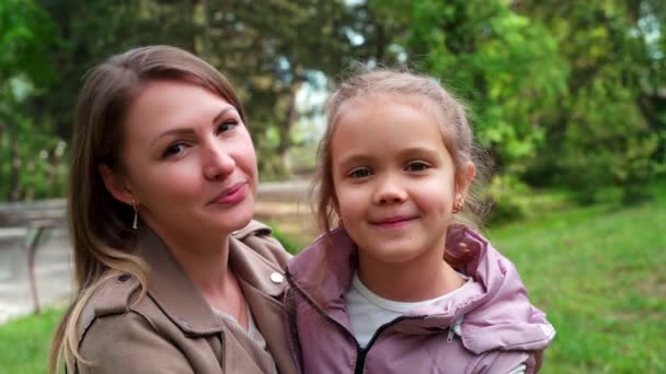 Porträtt av mor och en liten dotter, tillbringar tid tillsammans i en stadspark. — Stockvideo