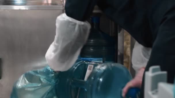 Usine Eau Pure Les Hommes Uniformes Spéciaux Masques Protection Travaillent — Video