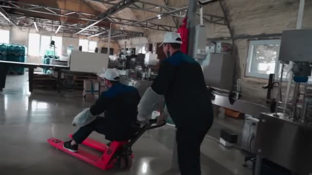 Planta Água Pura Dois Funcionários Férias Divertem Montando Carrinho Hidráulico — Vídeo de Stock