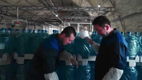 Zuivere Waterplant Twee Werknemers Vakantie Drinken Schoon Water Achtergrond Van — Stockvideo