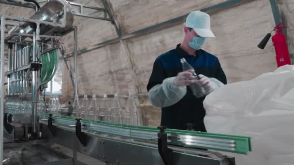 Planta Pura Água Potável Transportador Trabalho Empresa Trabalhador Coloca Garrafas — Vídeo de Stock
