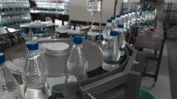 Zuivere Drinkwaterplant Werktransporteur Onderneming Liter Flessen Transportband Zijn Gevuld Met — Stockvideo