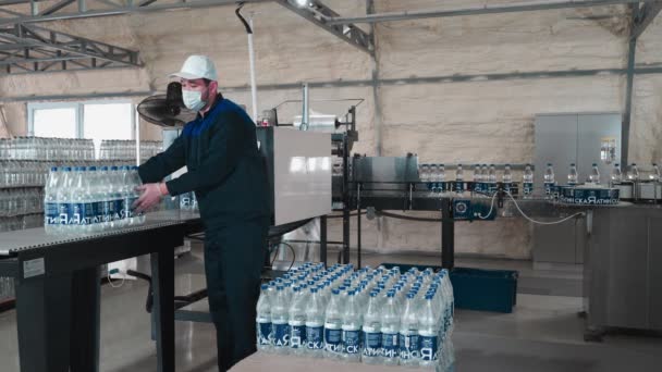 Pure Drinking Water Plant Work Conveyor Enterprise Worker Receives Arranges — Stock Video