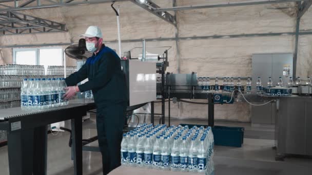 Usine Eau Potable Pure Convoyeur Travail Dans Entreprise Travailleur Reçoit — Video