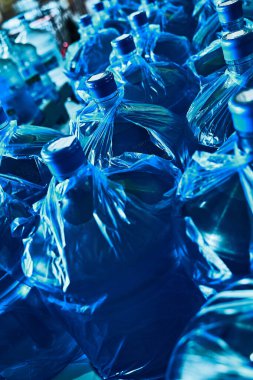 Saf içme suyu bitkisi. Sıraya dizilmiş büyük su şişeleri. 19 litre.