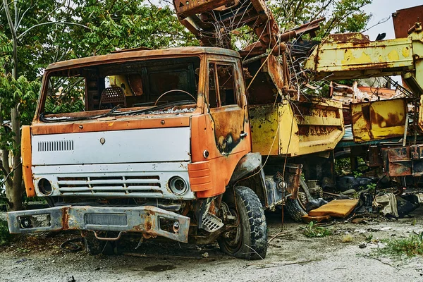 Eski, paslı, hurdaya dönmüş Kamaz arabası. Kamaz çöp sahasında.