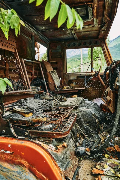 Eski, paslı, hurdaya dönmüş Kamaz arabası. Kamaz çöp sahasında.