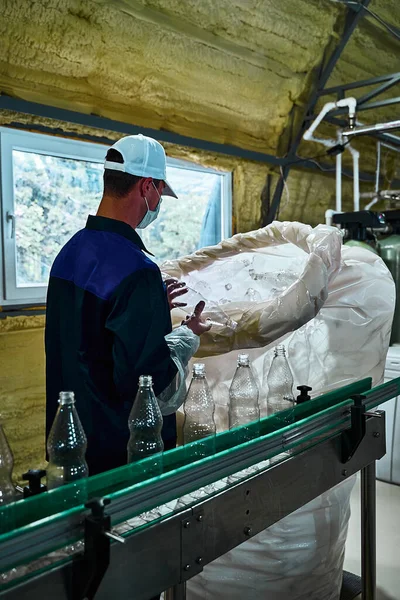 Planta Agua Potable Pura Transportador Trabajo Empresa Trabajador Coloca Botellas — Foto de Stock