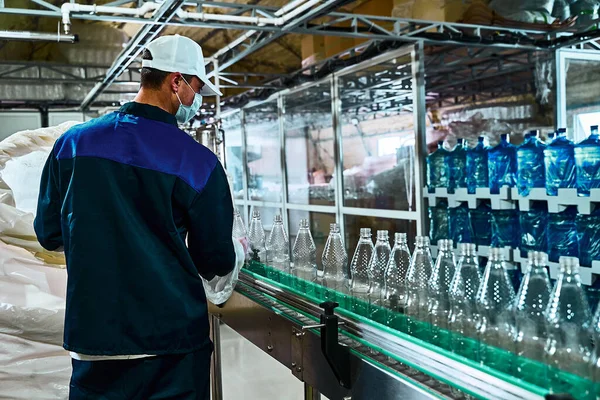 Planta Agua Potable Pura Transportador Trabajo Empresa Trabajador Coloca Botellas — Foto de Stock
